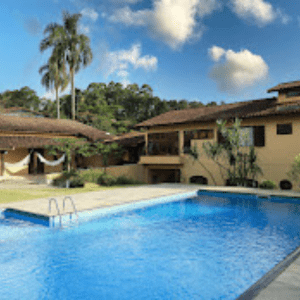 Chácara para Temporada em Cotia SP | Casa de Campo das Rosas para até 20 Pessoas